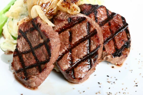 Gegrilltes Fleisch und gewürzt mit Zwiebeln