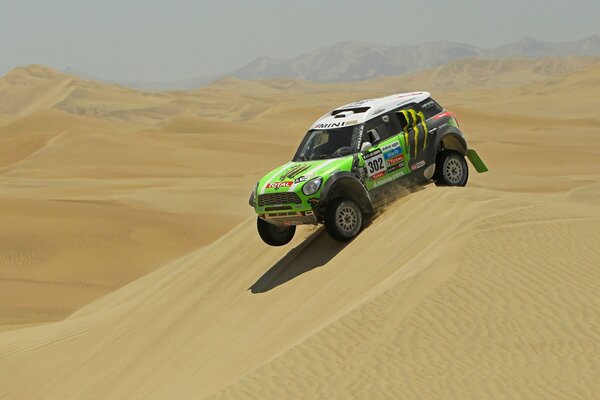 Mini Cooper verde en el desierto