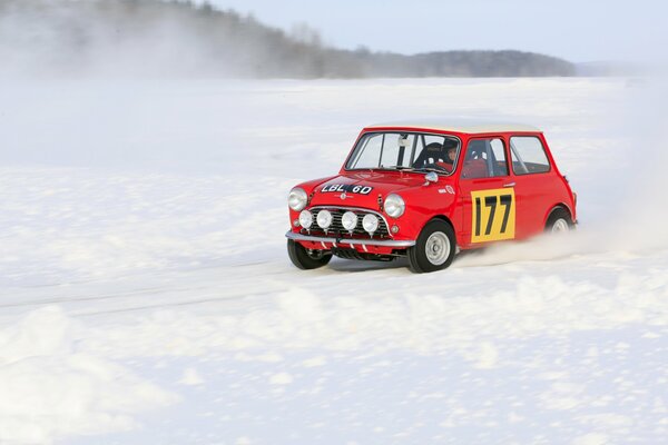 Czerwony samochód jedzie po śniegu