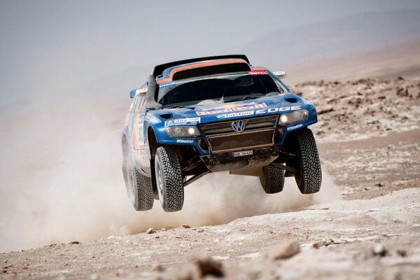 Coche deportivo Volkswagen Dakar volando por el desierto