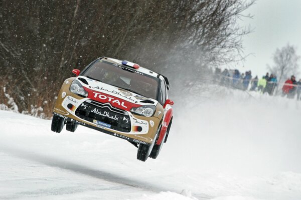 Une Citroën ds3 en piste hivernale