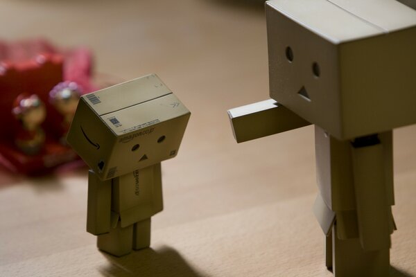 Adulto danbo castiga pequeño danbo