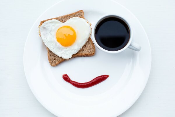 Desayuno de huevos revueltos con pan y café