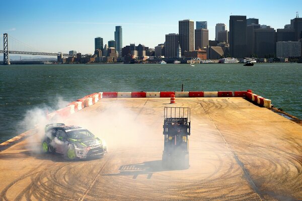 The car drifts against the background of the city