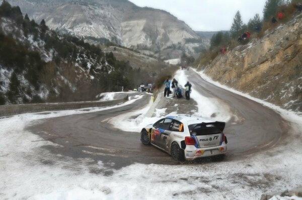 Montagne sulla strada neve, curva stretta, polo wolzwagen