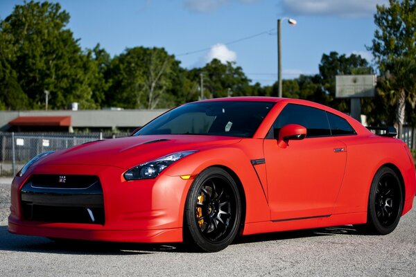 Nissan GTR rouge mat avec Jantes