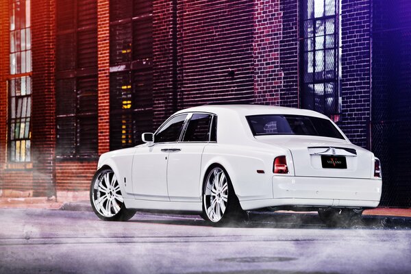 Автомобиль Rolls Royce Phantom на улице вид сзади