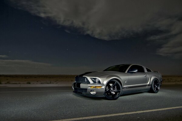 Silver muscle Car en el camino nocturno