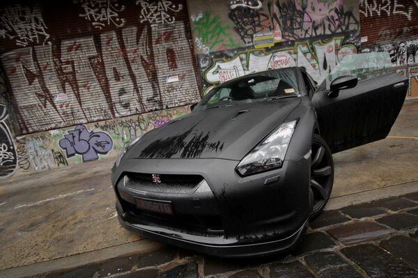 Nissan GTR negro con puerta abierta