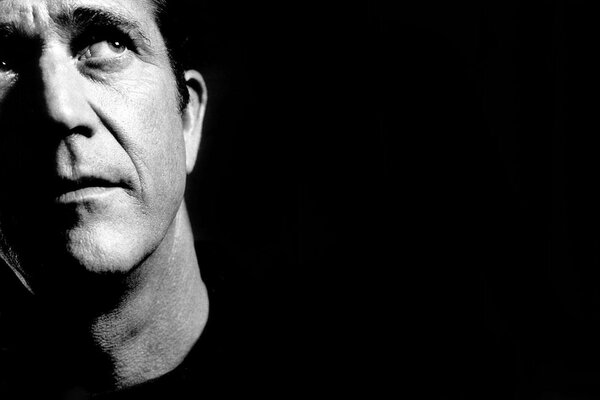 Photo de portrait de Mel Gibson sur fond noir