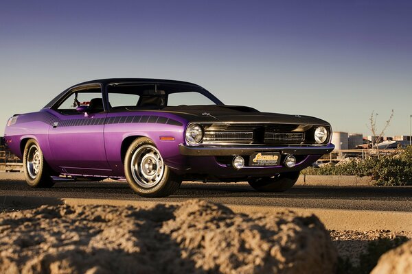 Voiture de couleur lilas sur fond de ciel