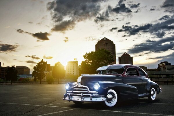 Pontiac noir sur un beau coucher de soleil