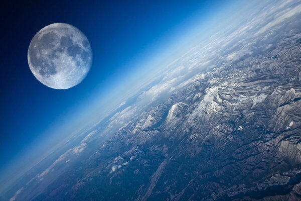 Salida de la Luna sobre el planeta Tierra