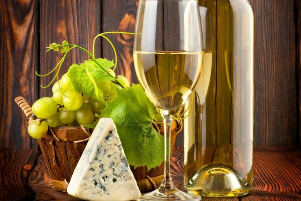 Vin blanc sur la table avec du fromage