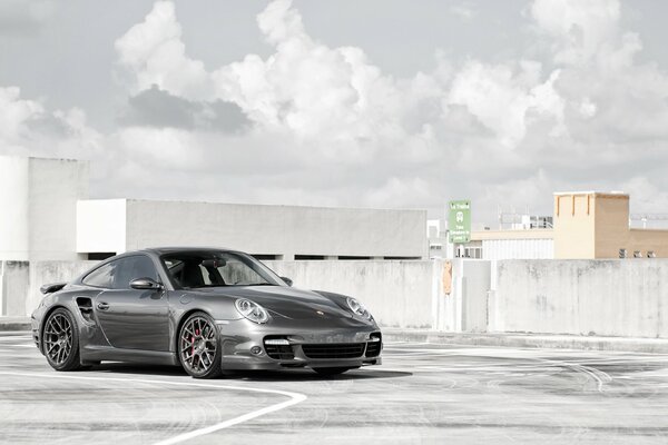 Elegante Porsche 911 negro en la calle