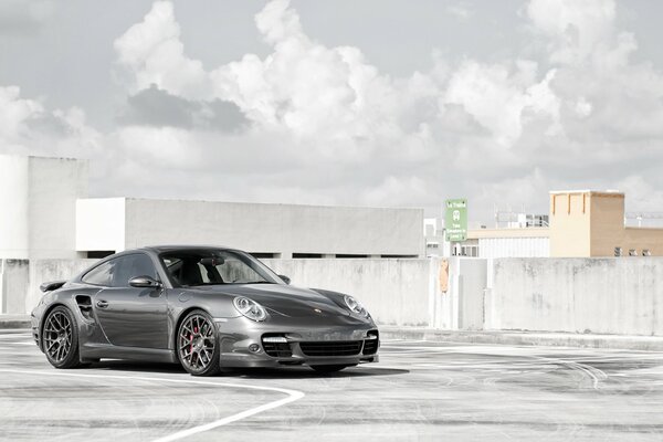 Elegante nero Porsche 911 sulla strada