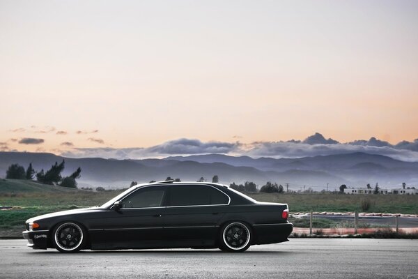 Schöne Natur und ein BMW 740