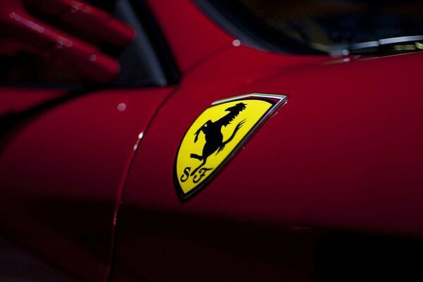 Emblema Ferrari giallo su un auto rossa