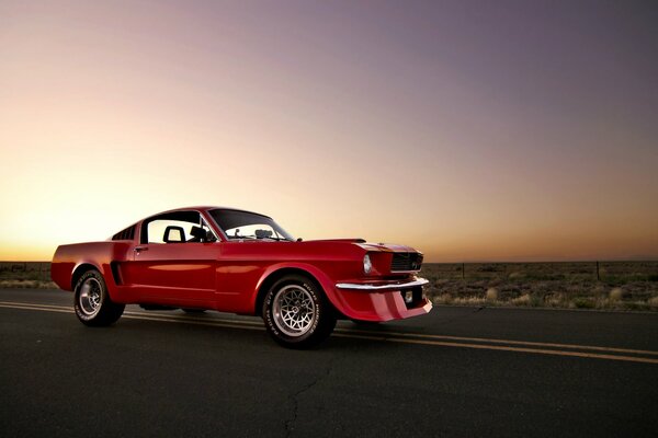 Obraz czerwonego samochodu Ford Mustang na drodze