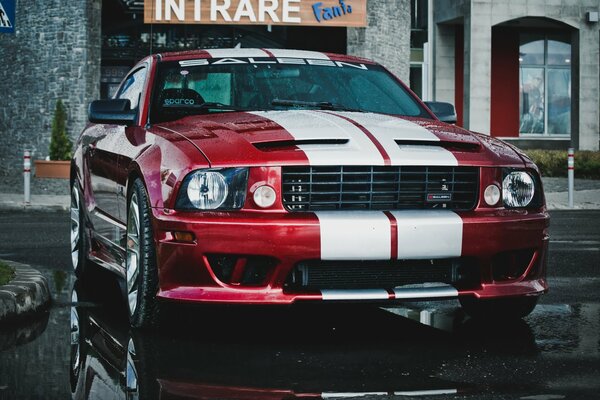 Rot-weißer Ford Mustang im Regen