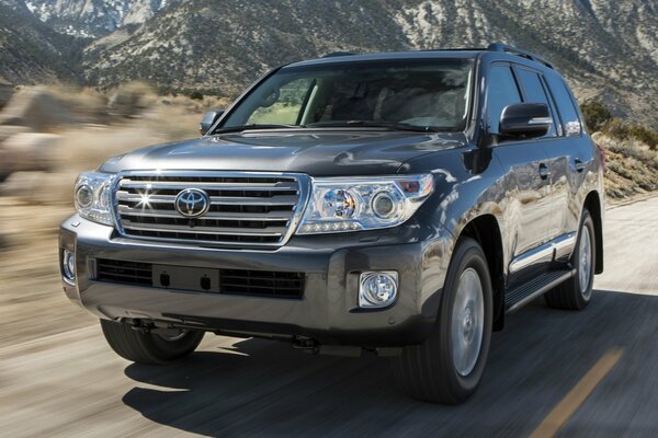 Voiture toyota land cruise sur la route dans les montagnes