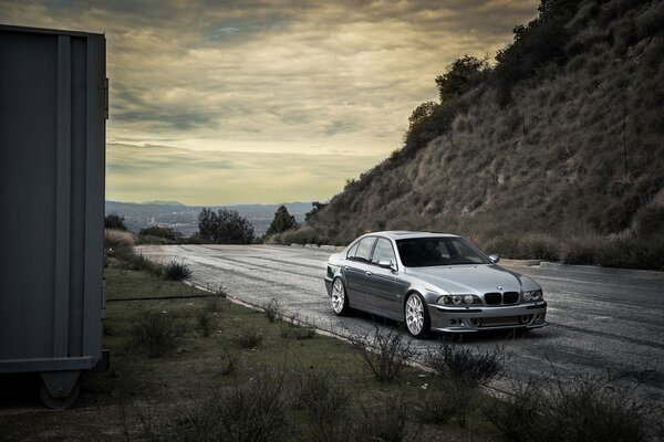 Srebrne BMW M5 e39 na serpentynie