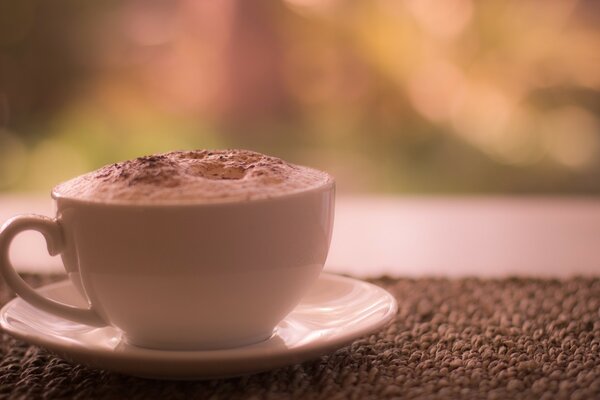 Tasse de café au coucher du soleil. Photo au café