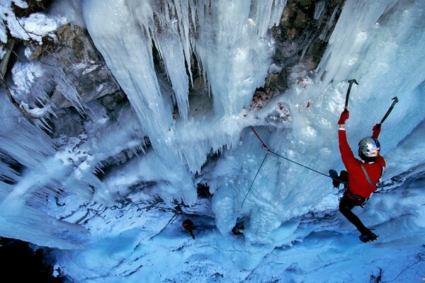 Très longs glaçons sur une montagne enneigée