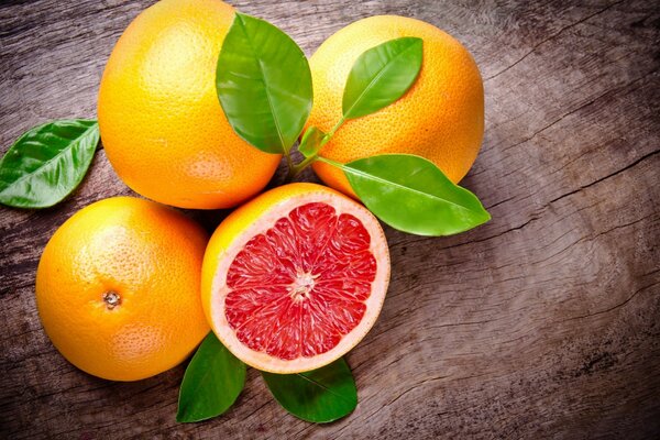 Großformatiges Foto von Grapefruits auf dem Tisch