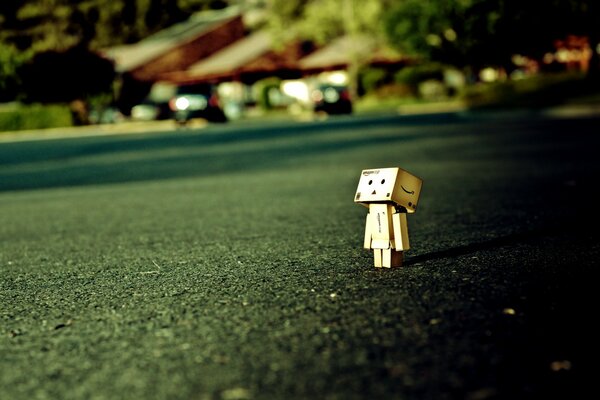 Jouet Danbo regarde vers le haut