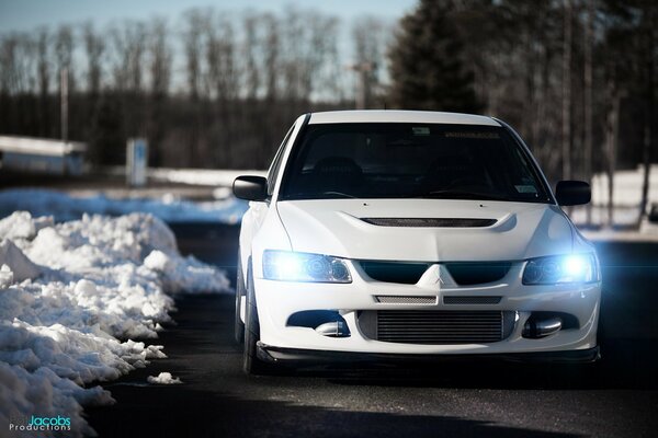 Mitsubishi évolution blanche sur la route d hiver