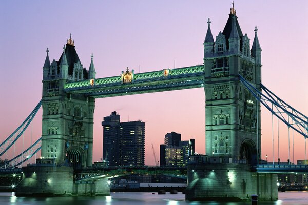 Pont du soir dans la capitale anglaise. Ville De Londres