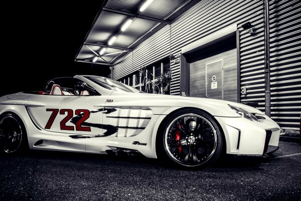 A picture of a white mercedes benz slr mclaren car with the inscription 722