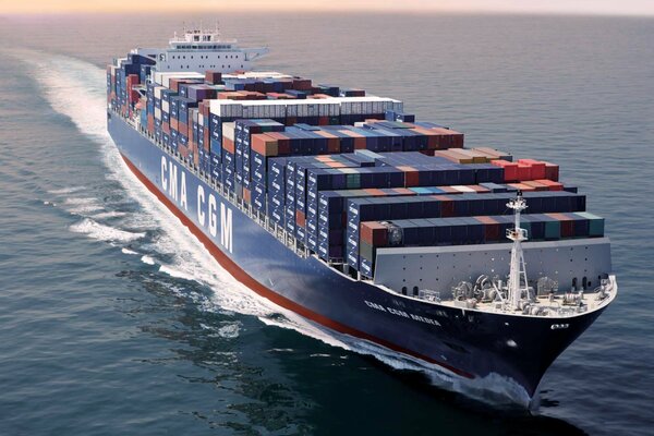 Супер-контейнеровоз компании CMA CGM на ходу в океанн
