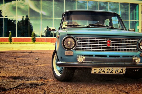 VAZ 2101 sur fond de fenêtres panoramiques