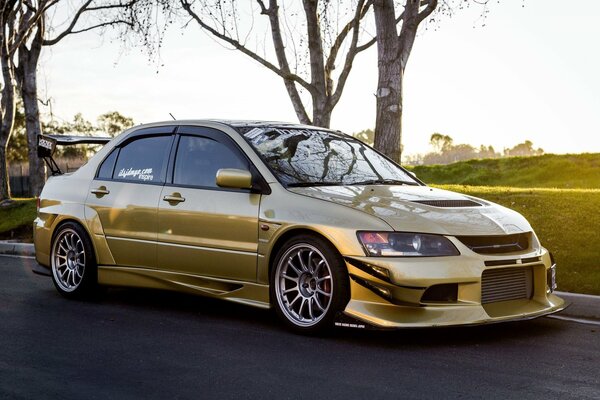 Mitsubishi lancer doré au coucher du soleil