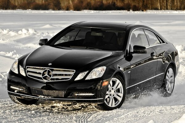 Mercedes negro a la deriva en la nieve