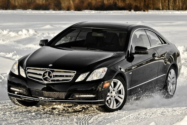 Czarny Mercedes dryfuje na śniegu