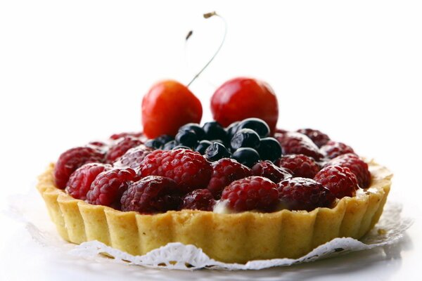 Tartelette aux framboises, bleuets et cerises