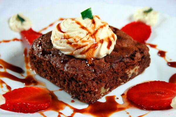 Tranche de gâteau carré au chocolat avec crème