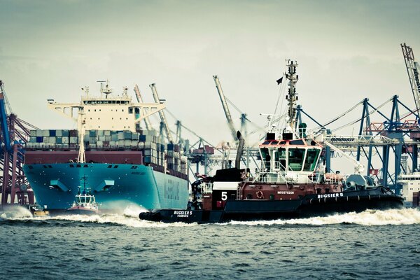 Containerschiff schwimmt in Hamburg über den Ozean