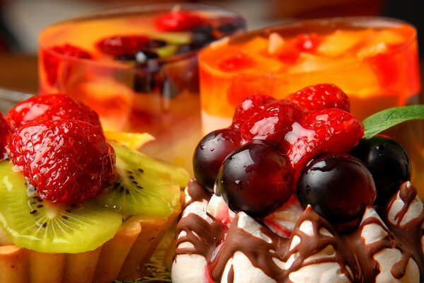 Dessert di gelatina brillante con frutti di bosco