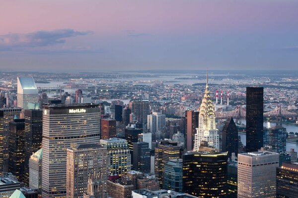 I grattacieli di New York salgono al cielo