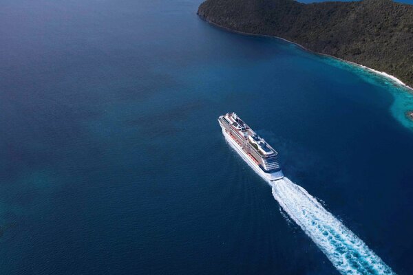 Liner vista dall alto del mare in movimento