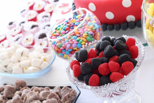 Table de fête décorée de bonbons