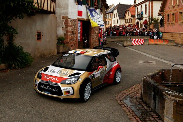 Voiture de sport sur la course dans le quartier de couchage d une petite ville