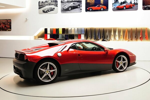 Ferrari sp12 ec rouge dans le garage