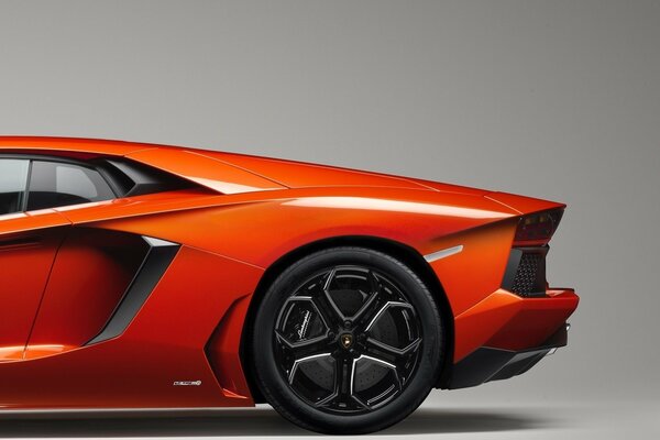 Orange Lamborghini mit schwarzen Scheiben