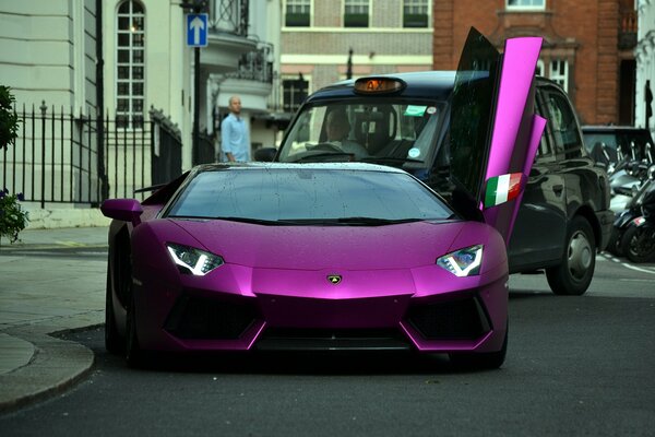 Lamborghini ultra-saturé violet