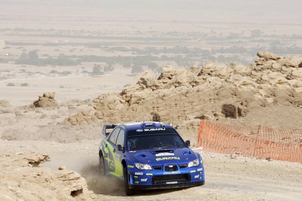 Subaru Impreza nelle sabbie del deserto grigio